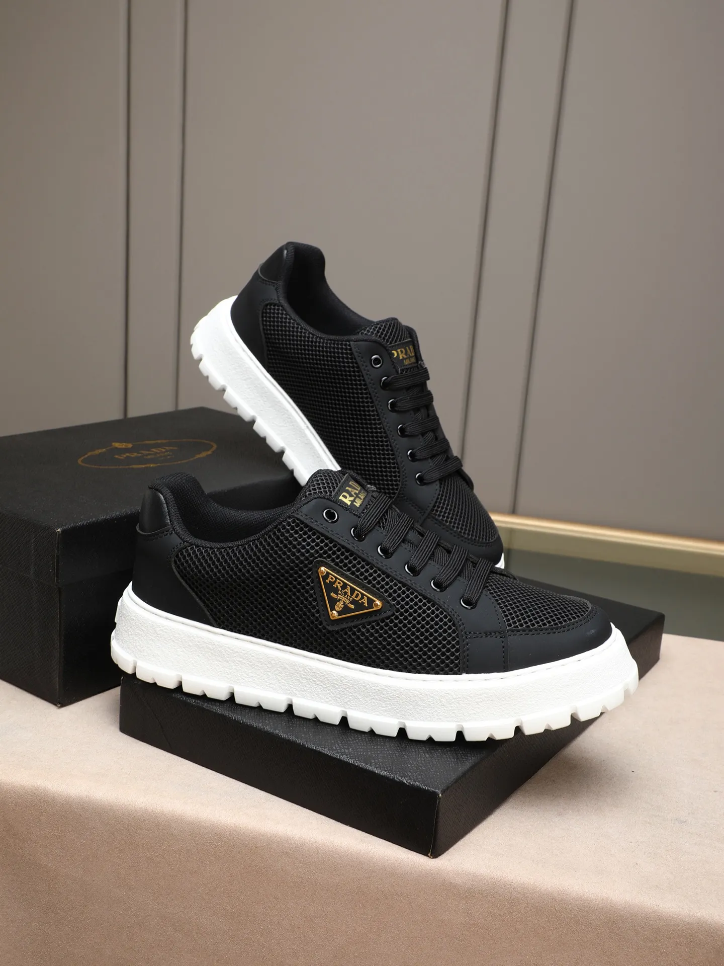 Men's Men's Shoes 💰440 Prada/Prada Men's new casual shoes, this sports shoe is made of imported calfskin upper with breathable mesh and breathable mesh lining. The foot pads are made of sheepskin, and the outsole is made of non-slip sports exclusive rubber outsole with logo. It feels good on the feet and is a fashionable item! Size: 38-44 (45 customized)